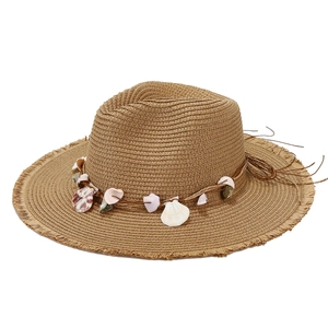 Cappello da sole estivo in paglia con decorazioni in conchiglia e bordi sfrangiati