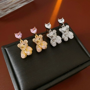Macro de boucles d'oreilles ours et zircon en forme de cœur sur boîte à bijoux