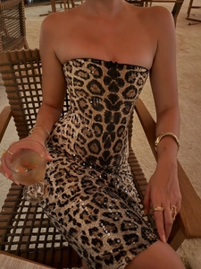 Robe bustier à paillettes et imprimé léopard moulante pour une tenue de soirée élégante
