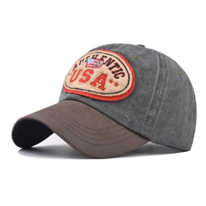 Détail de la broderie USA sur casquette en coton délavé avec visière contrastée