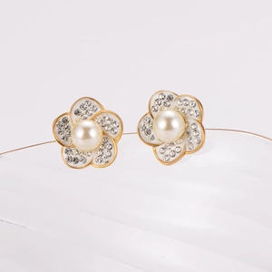 Eleganti orecchini a lobo a fiore placcati in oro con perle e cristalli scintillanti