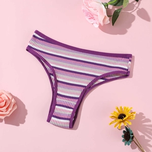 Gros plan sur culotte en coton côtelé coloré avec décoration florale sur fond rose
