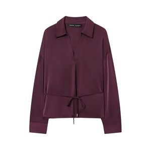 Chemise en satin magenta foncé à manches longues avec col en V et cordon à la taille
