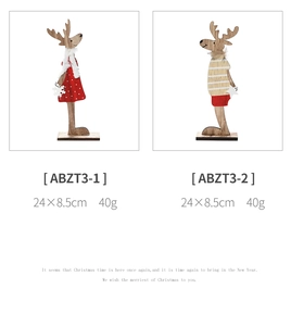 Vue détaillée de deux figurines de rennes en bois artisanales avec des tenues de fête