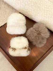 Détail de trois pinces à cheveux en fausse fourrure pelucheuse en crème et léopard