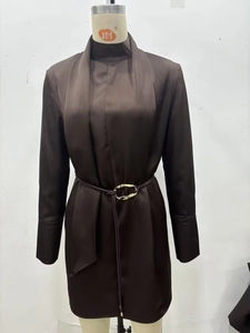Détail d'une robe en satin chocolat avec ceinture à boucle ovale dorée élégante