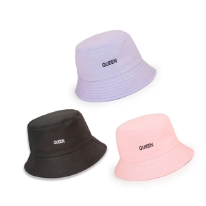 Trois bobs en coton violet, noir et rose avec broderie QUEEN sur un fond blanc neutre