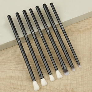 Détail macro du kit de 7 pinceaux yeux professionnels avec poils synthétiques souples