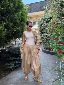 Modern three-piece set with cropped top, loose cargo pants and shirt jacket in beige