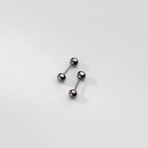 Gros plan de boucles d'oreilles boules minimalistes en argent s925 avec finition gris foncé