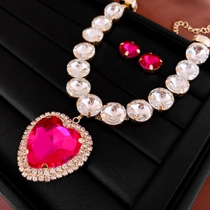 Details vom Luxus-Schmuckset mit Herz-Halskette in Rosa und runden Ohrsteckern