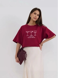 Vintage μπορντό βαμβακερό T-shirt με τύπωμα κοκτέιλ και μεταξωτή φούστα σε λευκό φόντο