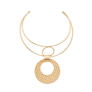 Minimalistische dubbellaagse gouden halsketting met een geweven ronde metalen hanger