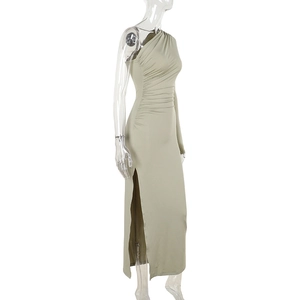 Detail eines salbeigrünen One-Shoulder-Kleides mit gerafftem Design und Seitenschlitz