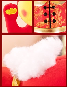 Dettaglio dei ricami e dell'imbottitura di un coniglio di peluche rosso di Capodanno