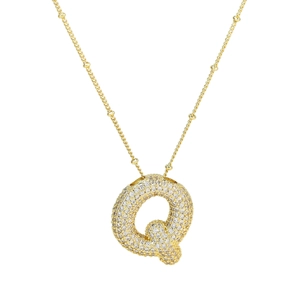 Vue détaillée du pendentif lettre Q dorée bombée avec pavé de zircons étincelants