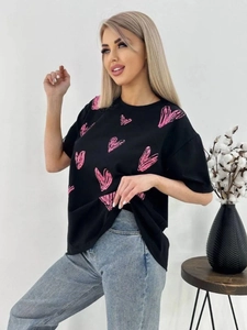 Oversize βαμβακερό μαύρο T-shirt με ροζ τύπωμα καρδιάς και μπλε τζιν παντελόνι