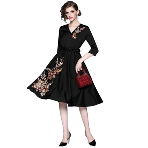 Elegante abito in raso nero con scollo a V, ricamo floreale e cintura regolabile
