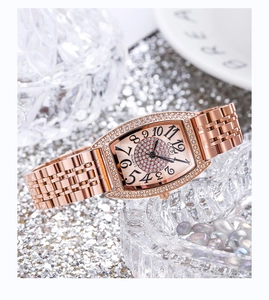 Vue macro de la montre à quartz tonneau GEDI avec cadran en or rose serti de cristaux
