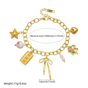 Bracelet en acier inoxydable doré avec étoiles, nœuds et perles en céramique sur fond blanc