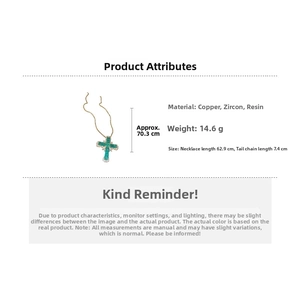 Vue détaillée du collier pendentif croix avec cristaux verts et spécifications de taille