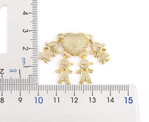 Dettaglio del ciondolo a cuore familiare placcato oro 18k con quattro figure in strass
