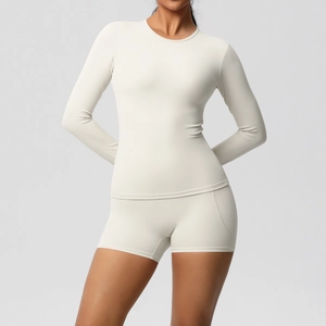 Détail d'un ensemble de yoga stretch beige avoine avec haut manches longues et short