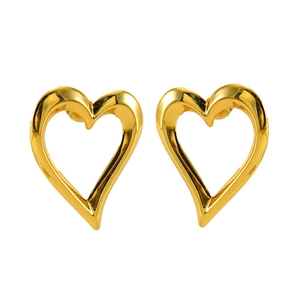 Vista dettagliata di orecchini a cuore cavo placcati in oro 18K su sfondo bianco