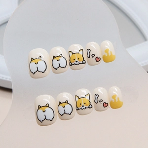 Faux ongles mignons de chiot Corgi avec motifs de cœur de bande dessinée blanc lait