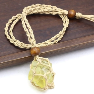 Collar artesanal de cuerda trenzada con bolsa de red y piedra de cristal amarillo crudo