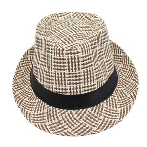 Vista dettagliata della trama a quadri e della fascia decorativa nera sul cappello di paglia