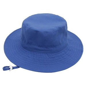 Dettaglio del cappello da sole in cotone blu navy con tesa rinforzata e cordino regolabile