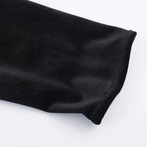 Detail van de zwarte fluwelen mouw met hoogwaardige stiksels en zachte textuur