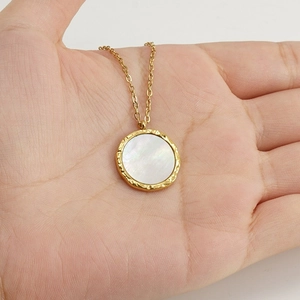 Collana in acciaio inossidabile placcata oro 18K con pendente tondo in madreperla e bordo martellato