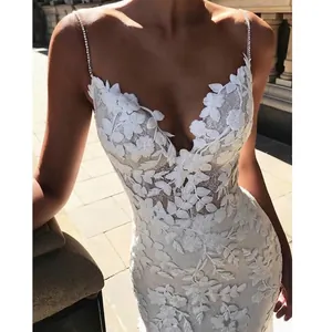 Elegantes weißes Meerjungfrau-Brautkleid aus Spitze mit V-Ausschnitt und Perlenträgern