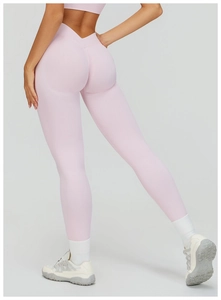 Detail of V-shaped high-waisted pink seamless yoga leggings with peach butt lifting effect