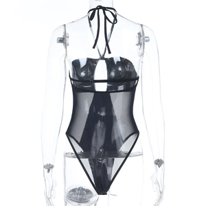 Detail van zwarte transparante mesh bodysuit met halternek en open rug ontwerp voor dames