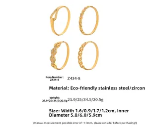 Dettaglio di quattro bracciali rigidi in acciaio inossidabile placcati oro 18 carati con zircone