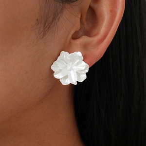 Elegante weiße, mehrlagige Blüten-Ohrstecker für Damen in mattem Finish am Ohr