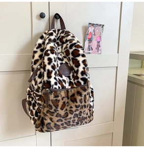 Dettaglio dello zaino di peluche leopardato con cinturino marrone e logo VISIT CROWD