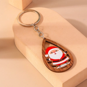 Détail d'un porte-clés de Noël en bois en forme de goutte avec motif de Père Noël