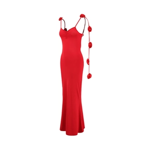 Détail d'une robe de soirée rouge avec fleurs de rose 3D faites main sur les bretelles
