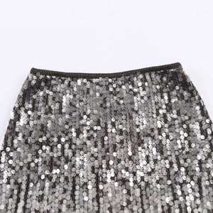 Nahaufnahme des silbernen Paillettenrocks mit glitzerndem Taillen-Detail aus Spitze