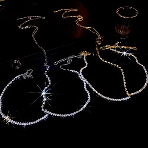 Catena per il corpo quadrata con strass scintillanti in oro e argento e maglie regolabili