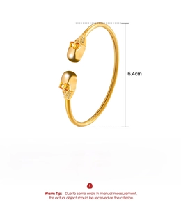 Détail du bracelet gothique tête de mort doré montrant la texture et le diamètre de 6,4 cm