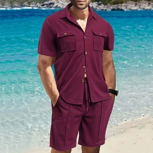 Detalle del tejido de nido de abeja granate en el conjunto de playa de camisa y pantalón corto
