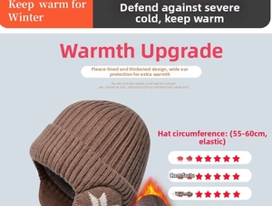 Detailweergave van bruine gebreide wintermuts met dikke fleecevoering en wit sneeuwvlokpatroon