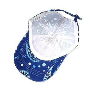 Cappellino da baseball blu scuro con motivo paisley e cinturino regolabile interno