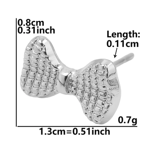 Dettaglio orecchini a lobo a fiocco argento con dimensioni di 0,8 cm per 1,3 cm