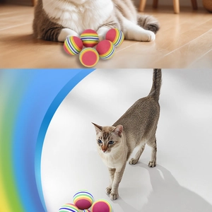 Dettaglio palla gatto arcobaleno in schiuma EVA con gatto che gioca su legno
